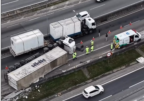 VÍDEO: Acidente impressionante deixa BR-101 bloqueada