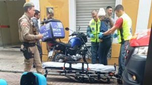 Acidente entre ônibus e moto deixa adolescente com braço quebrado