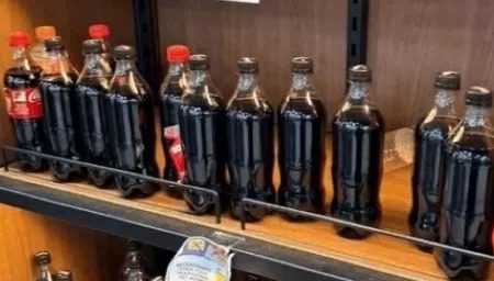 Coca-Cola recolhe garrafas após clientes arrancarem figurinhas da Copa