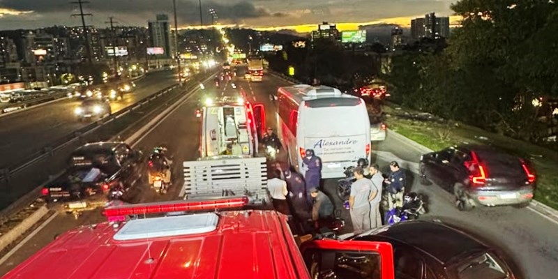 Motociclista sobrevive após cair da moto e ser atropelado por micro-ônibus