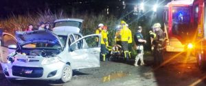 Acidente entre carro e dois caminhões deixa duas pessoas com ferimentos graves