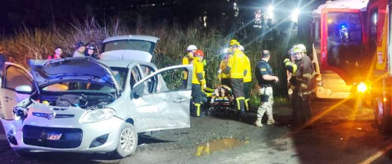 Acidente entre carro e dois caminhões deixa duas pessoas com ferimentos graves