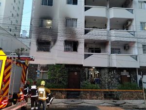 Vídeo: morador é retirado com vida de apartamento em chamas em SC