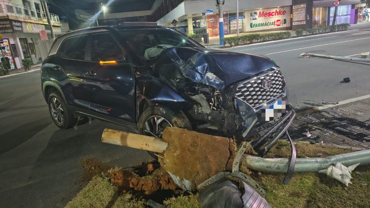 Motorista capota SUV, destrói radar e levanta suspeita de embriaguez