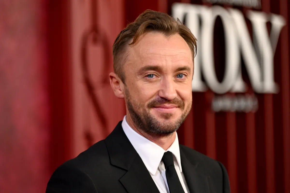 Tom Felton termina namoro e volta a aplicativo de relacionamentos