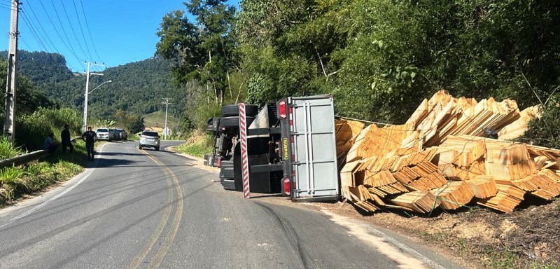 Carreta carregada com madeira tomba em rodovia no Sul de SC