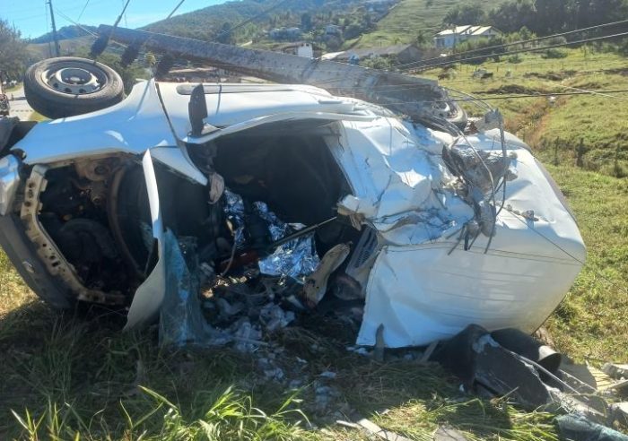 Ultrapassagem acaba em morte e impacto parte poste ao meio