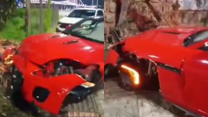 Carro de luxo é destruído em acidente na Beira-Mar Norte