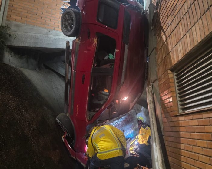 Motorista perde o controle e carro cai dentro do IFSC em São José