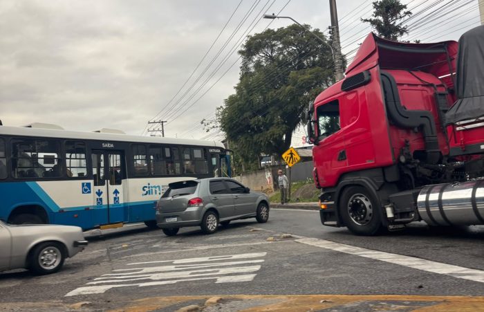Ônibus quebrado provoca congestionamento em Biguaçu