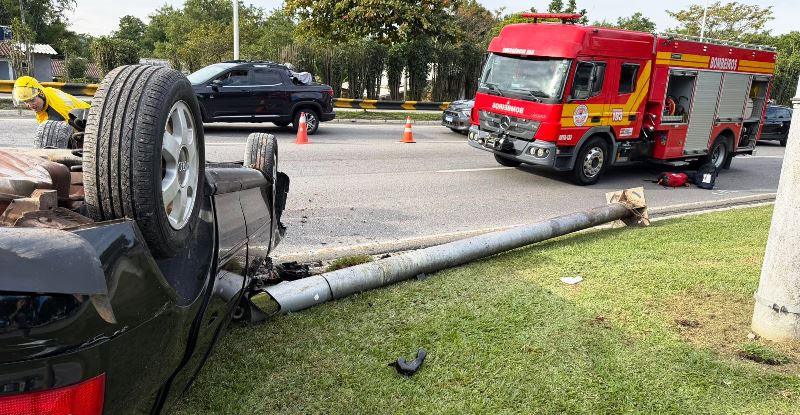 Vídeo: carro capota na Beira-Mar Norte e atinge poste