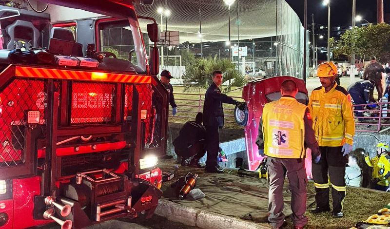 Carro capota, cai em córrego e duas mulheres morrem na Grande Florianópolis