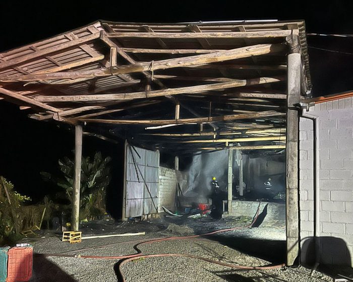 Incêndio atinge galpão agrícola em Anitápolis