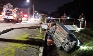 Motorista é arremessado de carro após capotamento em ribeirão