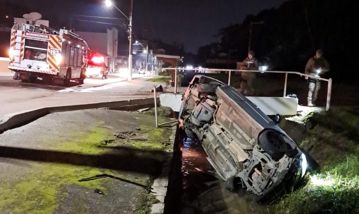 Motorista é arremessado de carro após capotamento em ribeirão