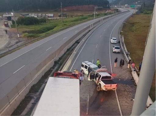 Colisão frontal deixa dois feridos no Contorno Viário de Palhoça