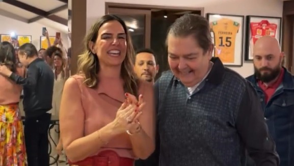 Faustão reaparece em festa da esposa