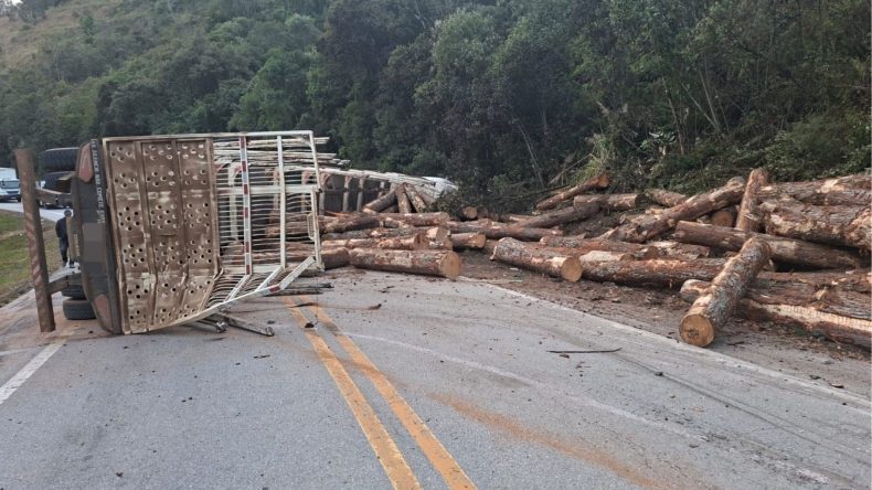 Caminhão de madeira tomba e bloqueia totalmente BR-282 em SC