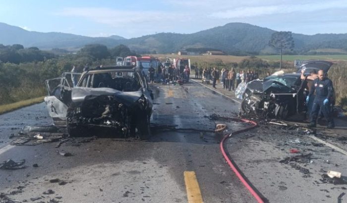 Colisão frontal seguida de incêndio bloqueia BR-282 na Serra