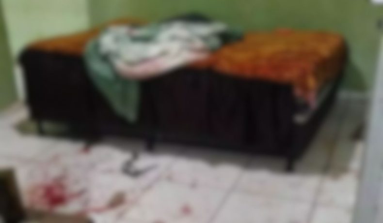 Adolescente esfaqueia padrasto após presenciar agressão contra a mãe