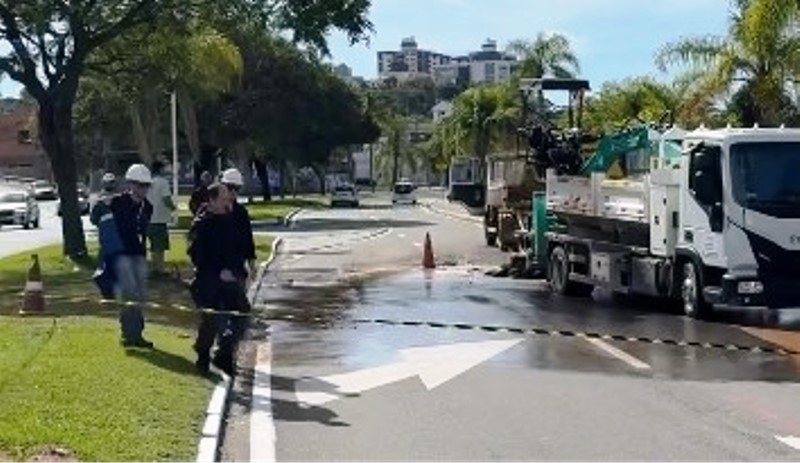 Vazamento de gás rompe adutora e deixa 15 bairros sem água em Florianópolis