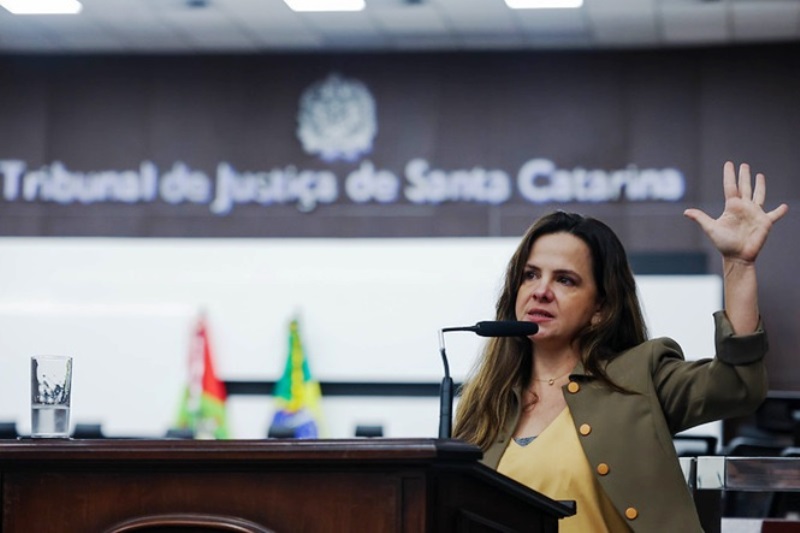 Filha de Lindomar Castilho emociona público em SC ao falar sobre feminicídio