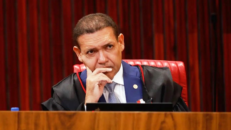 Nunes Marques manda suspender pesquisa que apontou desgaste de Flávio Bolsonaro