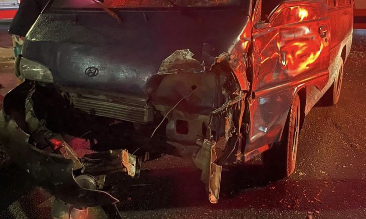 Batida entre Topic e moto deixa ferido em estado grave