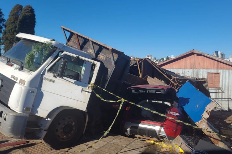 Caminhão perde o controle, atinge casa e deixa duas pessoas feridas em SC