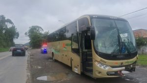 Ônibus bate em carreta e deixa 11 feridos na BR-280