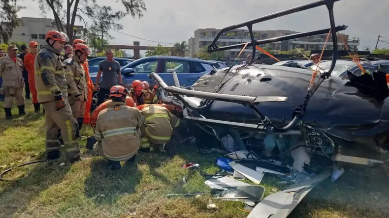 Vídeo mostra queda de helicóptero após colisão no Rio; veja