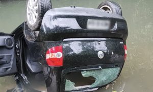 Carro despenca em ribanceira e capota dentro de ribeirão