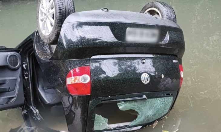 Carro despenca em ribanceira e capota dentro de ribeirão