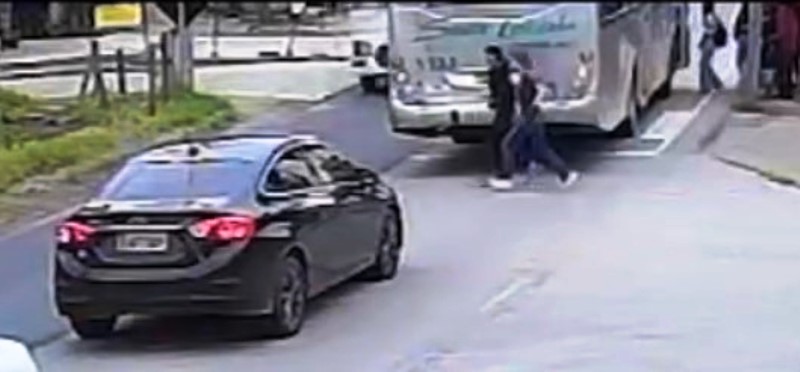 Vídeo: adolescentes são atropeladas ao atravessar rodovia na Grande Florianópolis