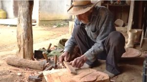 Artesão de 84 anos mantém tradição das gamelas de madeira na Grande Florianópolis