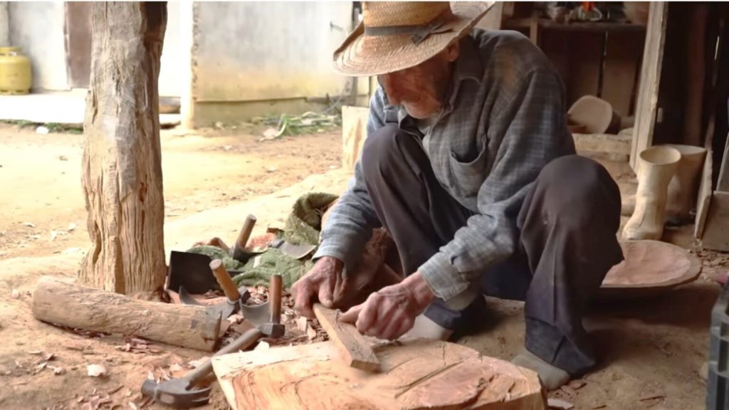 Artesão de 84 anos mantém tradição das gamelas de madeira na Grande Florianópolis