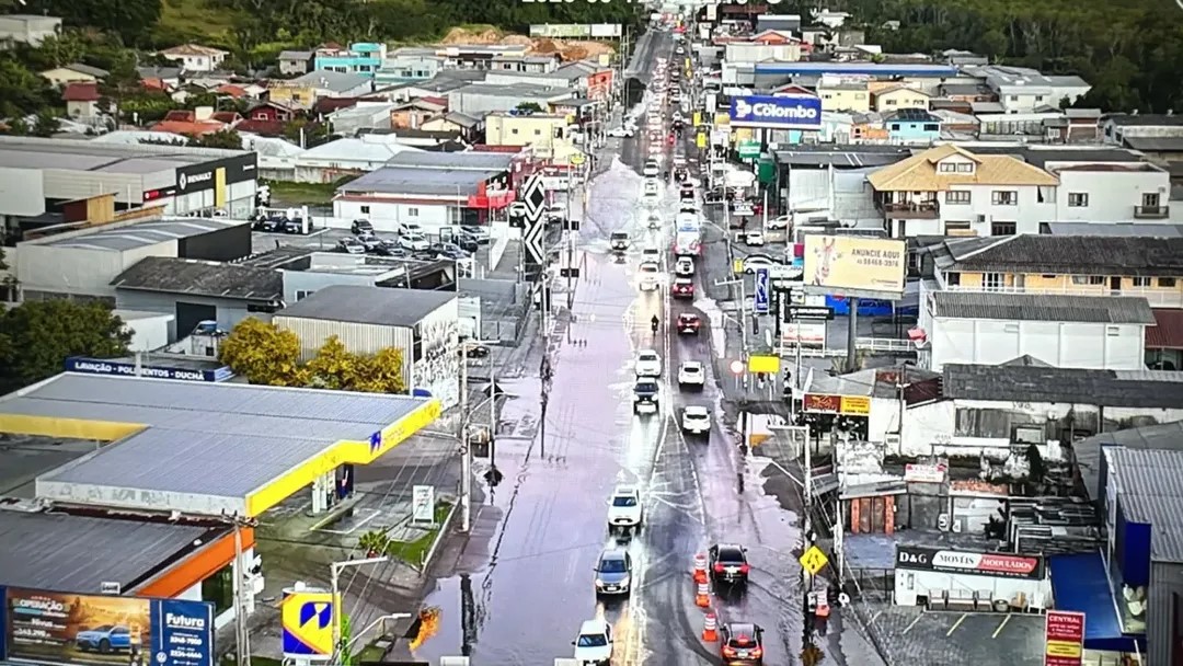 Maré alta volta a causar caos no trânsito no Sul da Ilha, em Florianópolis
