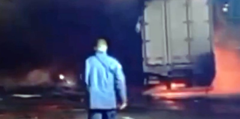 Caminhão-baú pega fogo e bloqueia a BR-101 nos dois sentidos em São José