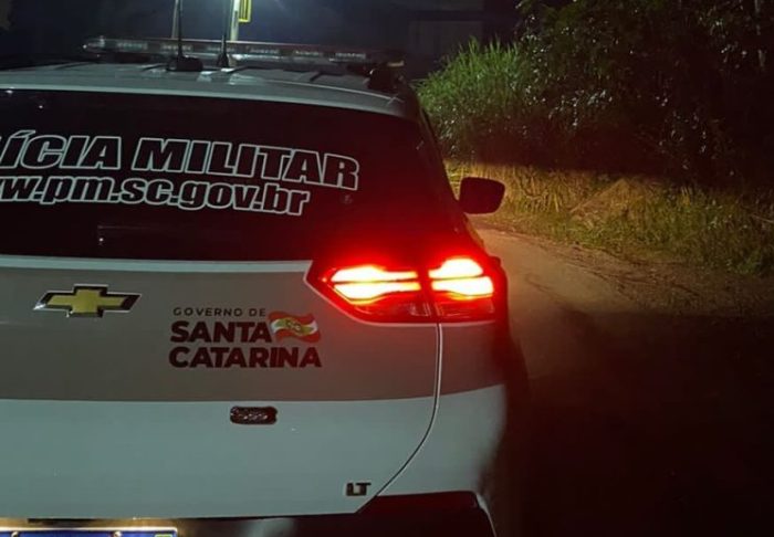 Homem volta armado com faca após discussão e tenta matar comerciante