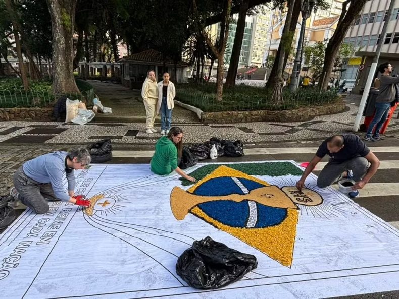 Tapetes de Corpus Christi ganham clima de Copa do Mundo em Florianópolis