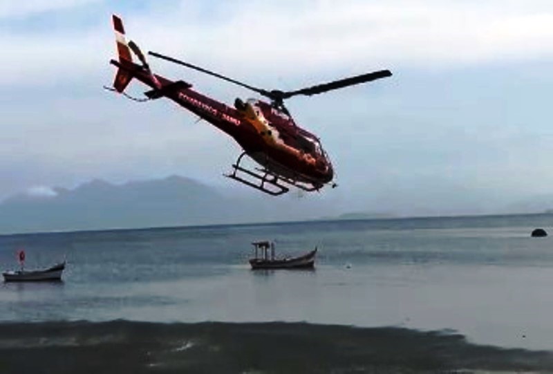 Pescador sofre parada cardíaca e é reanimado por colegas na praia