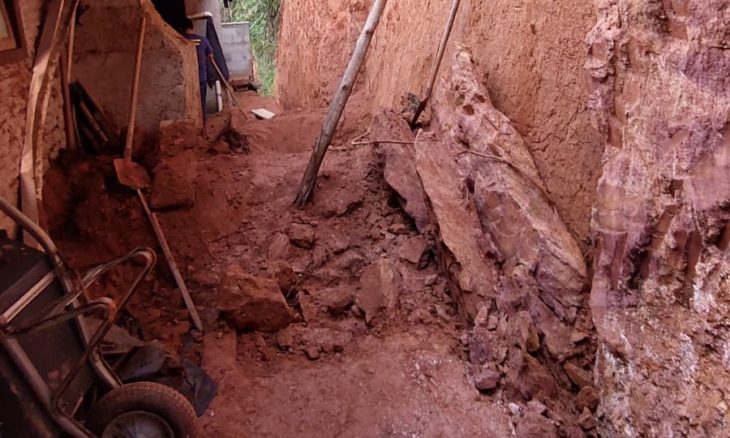 Jovem fica soterrado em obra e é salvo por colegas de trabalho