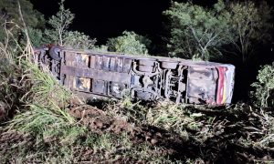 Ônibus de excursão capota em SC e mata três passageiros