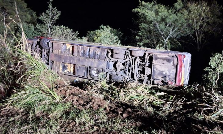 Ônibus de excursão capota em SC e mata três passageiros
