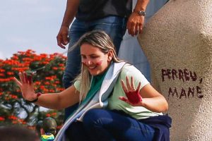 Pane em tornozeleira de golpista do batom deixa STF em alerta