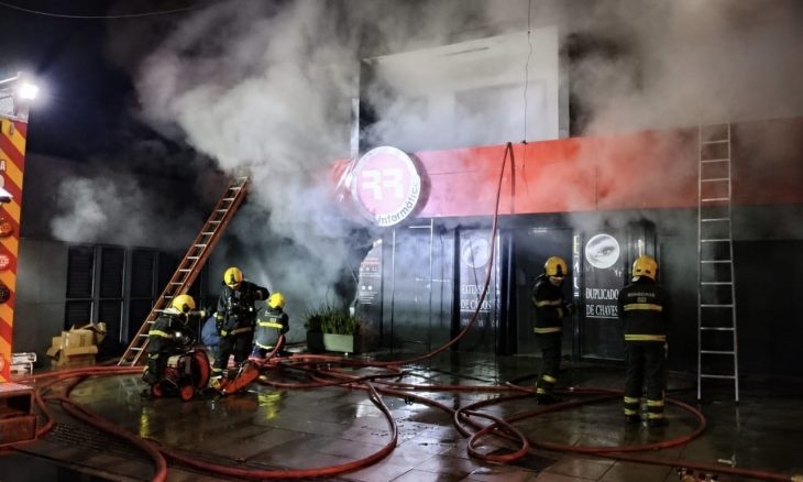 Duas pessoas são resgatadas de incêndio em prédio