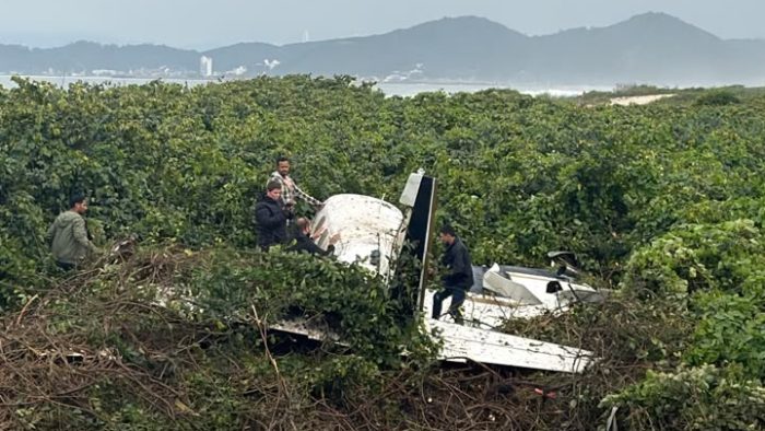 Avião de pequeno porte cai e deixa feridos em SC