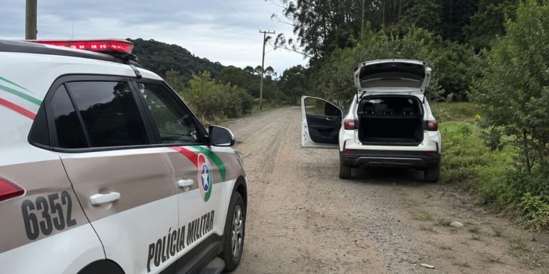 Mulher é encontrada amarrada dentro de carro em Biguaçu