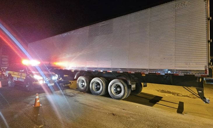 Ciclista de 65 anos morre em colisão com caminhão