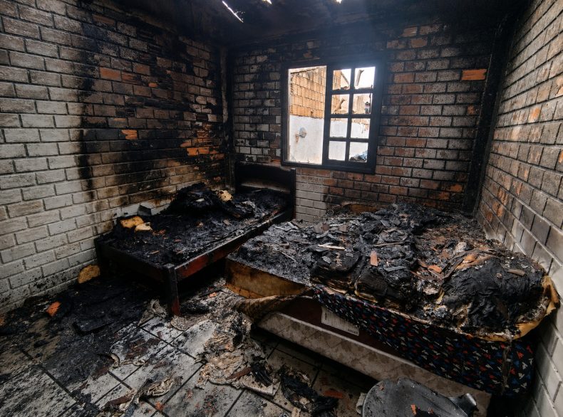Incêndio atinge residência em Palhoça e mobiliza bombeiros